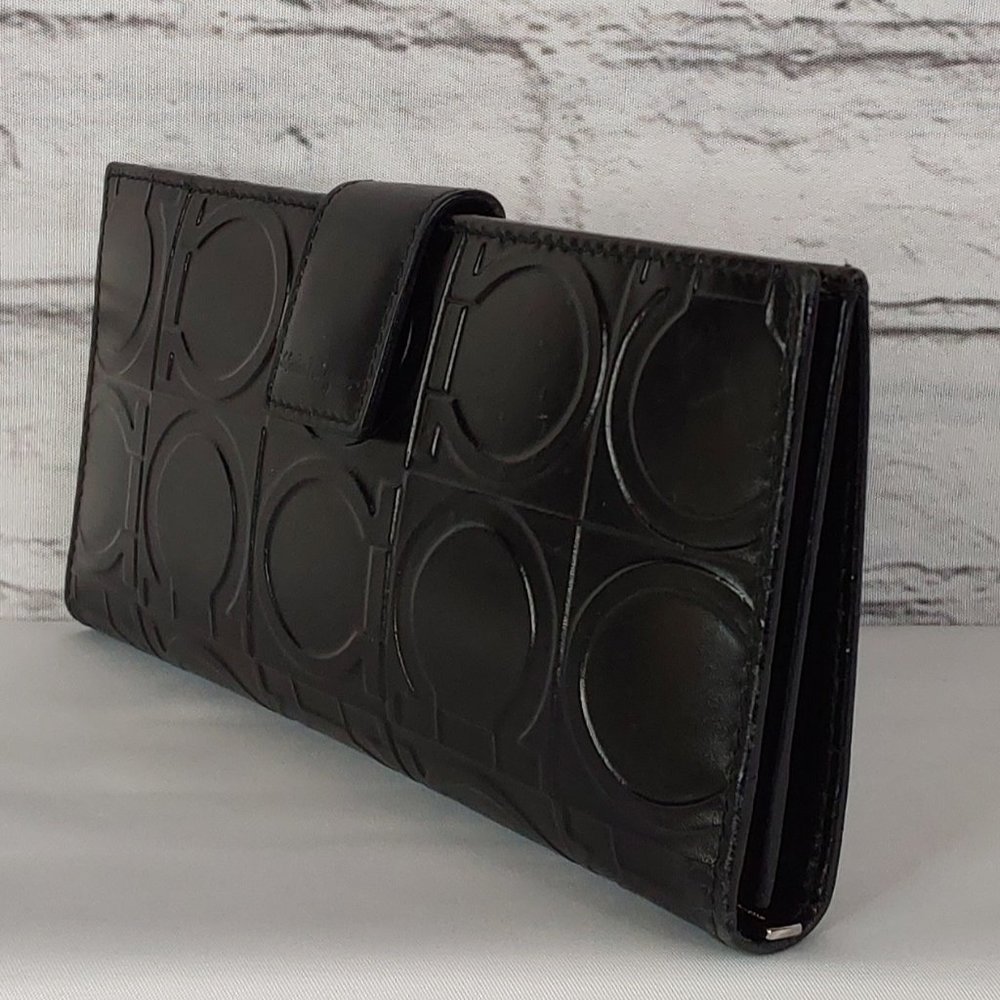 'SALVADOR FERRAGAMO' EMBOSSED LEATHER BI-FOLD WALLET, DUST BAG & BOX GIFT SET - Picture 5 of 16